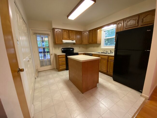 Building Photo - 923 St Clair St