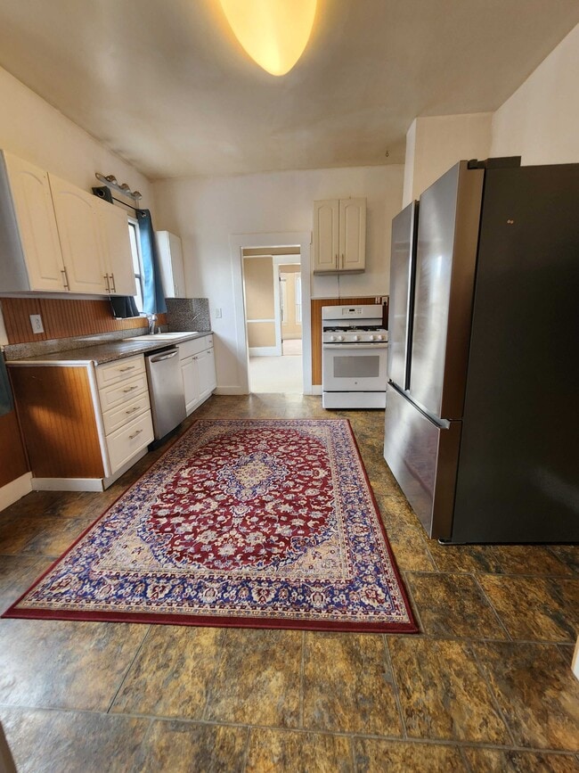 Building Photo - 304 NE 50th St