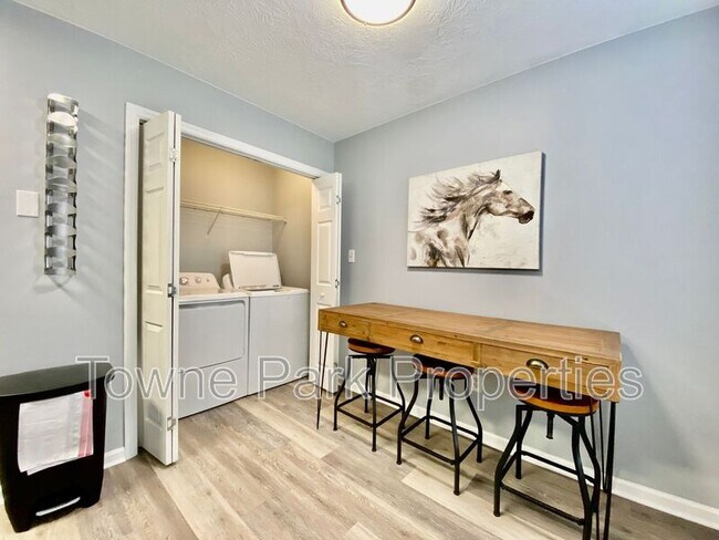 Building Photo - 549 Edgecliff Ln