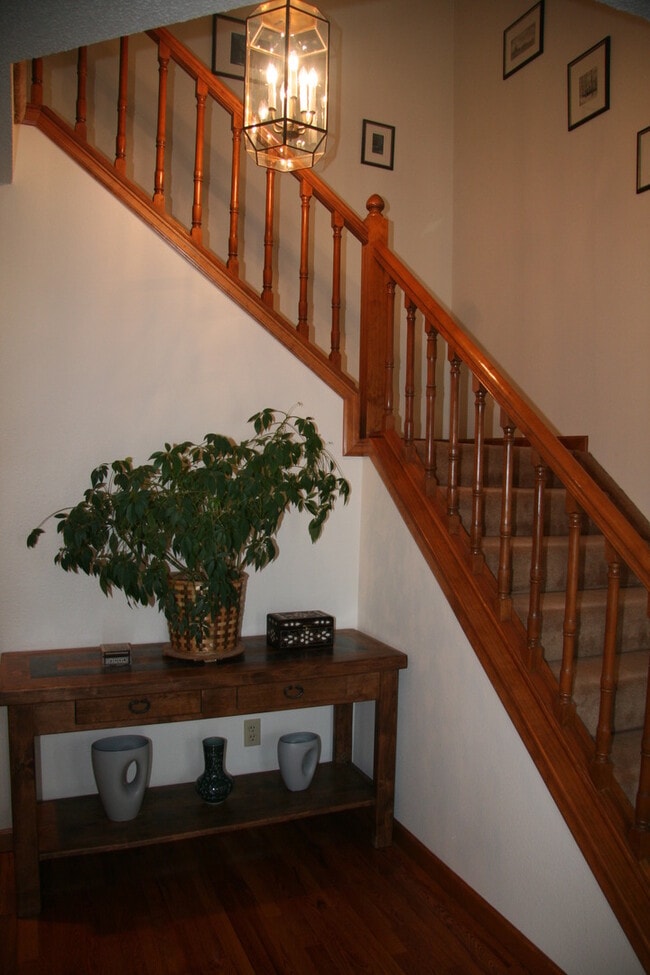Building Photo - Gorgeous 5 bedroom home in the Broadmoor B...
