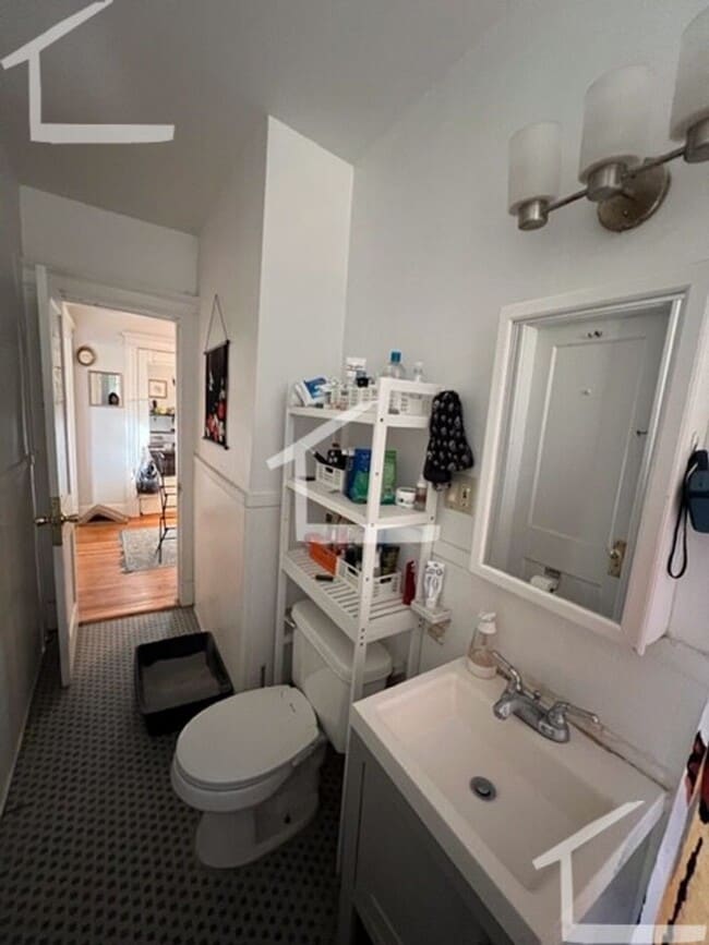 Building Photo - Gorgeous sunny apartment available now due to a lease break - great deal!