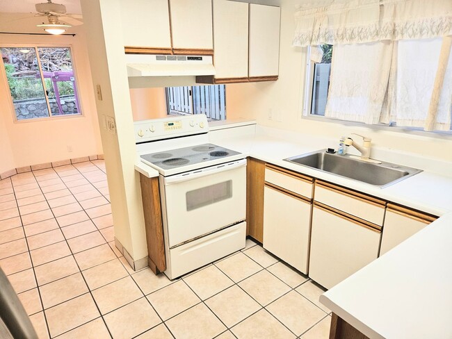 Building Photo - Niu Valley 4 Bedroom 3 Bathroom 2 Parking Home