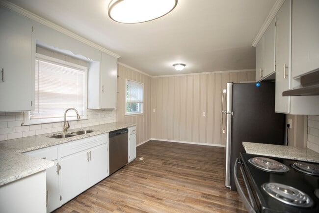 Building Photo - ** 3 bed 1.5 bath located in Mcgehee-Allen...