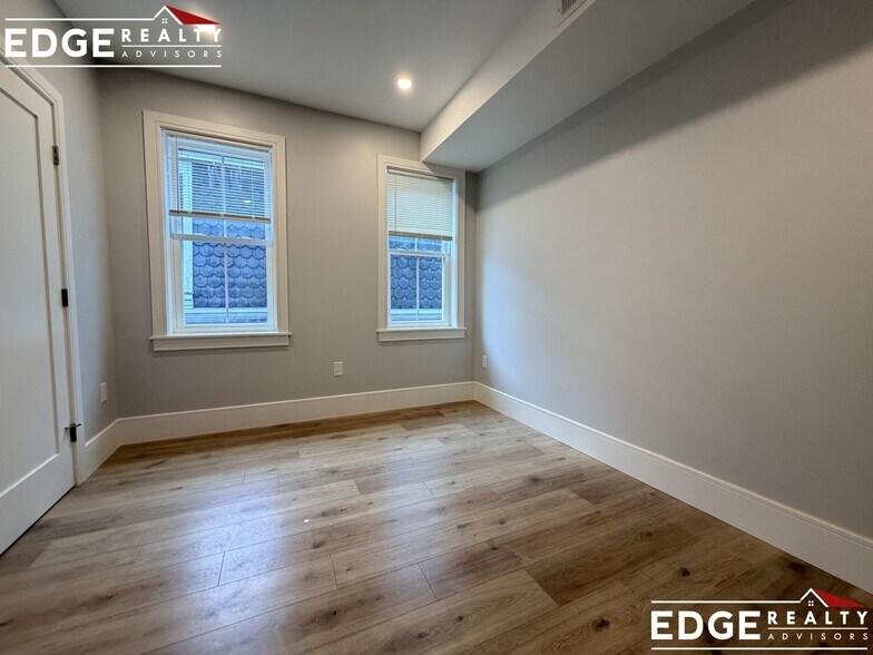Building Photo - 124 Kenrick St