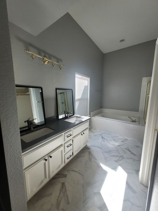 Building Photo - Woodcreek Oaks area home on quiet street