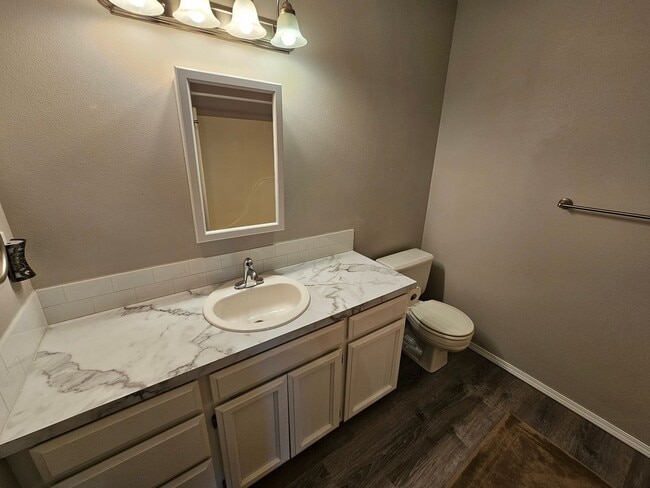 Building Photo - Beautiful Home in the Valley