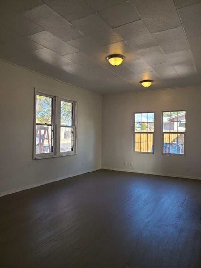 Building Photo - Edith