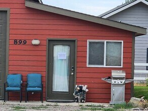 Building Photo - Pet Friendly! 1 bedroom w/ utilities & internet included!