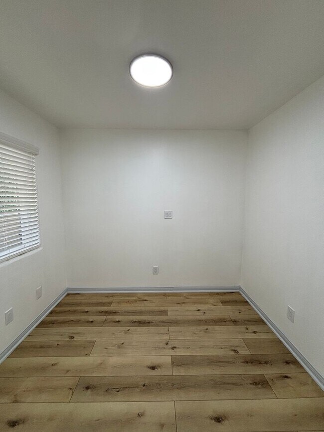 Building Photo - Beautiful Newly Renovated 1 Bedroom in Lon...