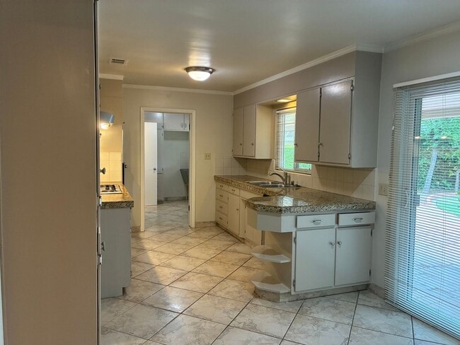 Building Photo - Beautiful 3 bedroom/1.5 bath Home in S. Land Park