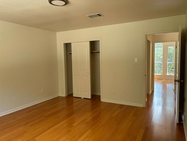 Building Photo - 7730 Lakewood Dr