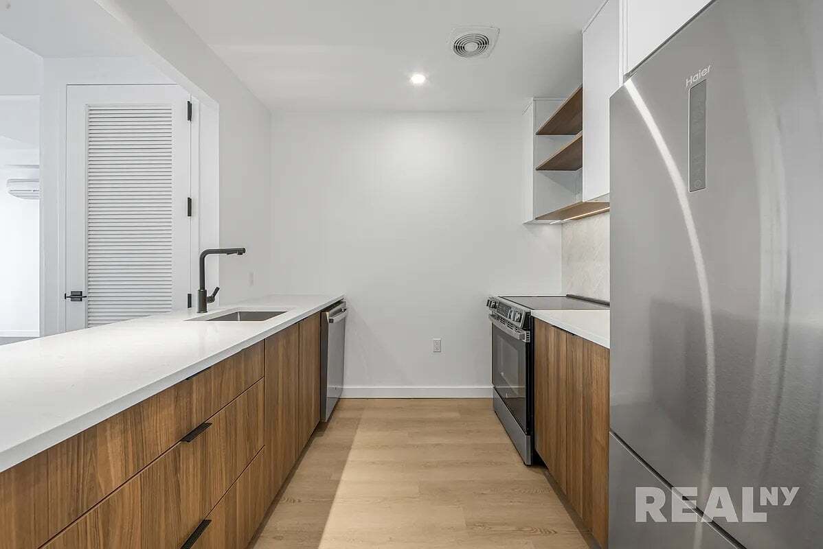 Building Photo - 953 Dean St