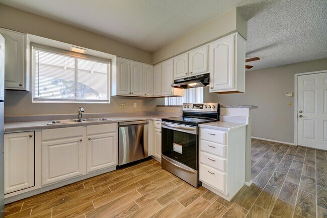 Building Photo - 5945 S Palm Dr