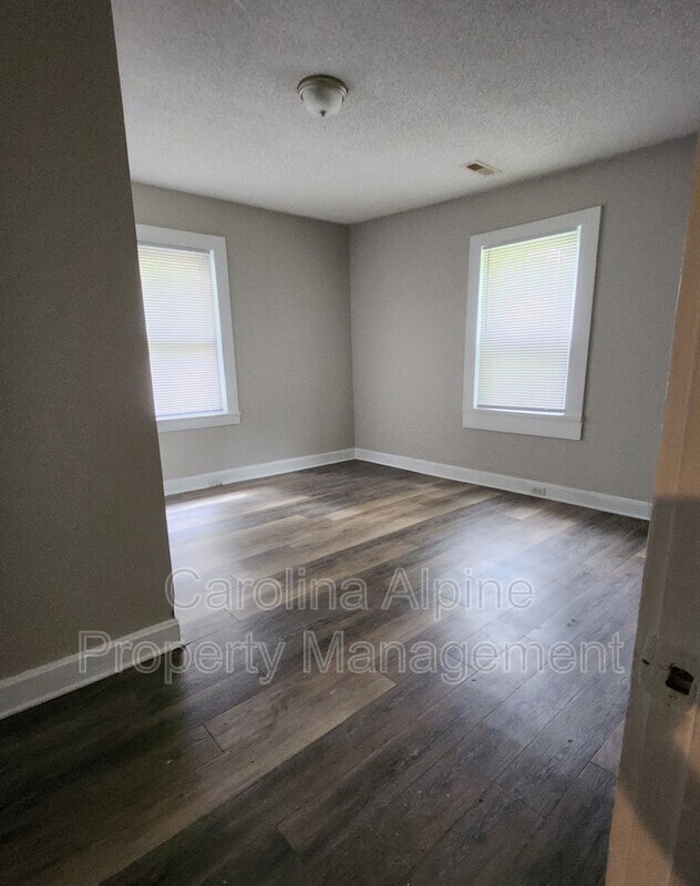 Building Photo - 609 Hillcrest St