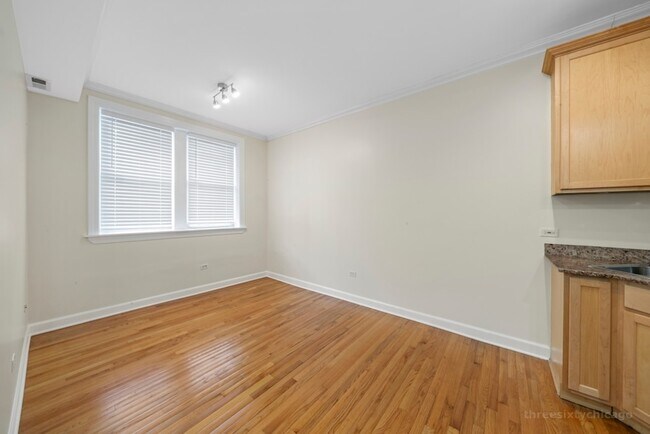 Building Photo - 2124 N Hudson Ave