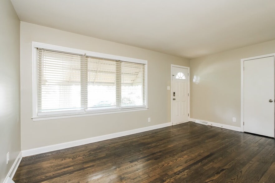 Building Photo - 3924 Broadview Dr