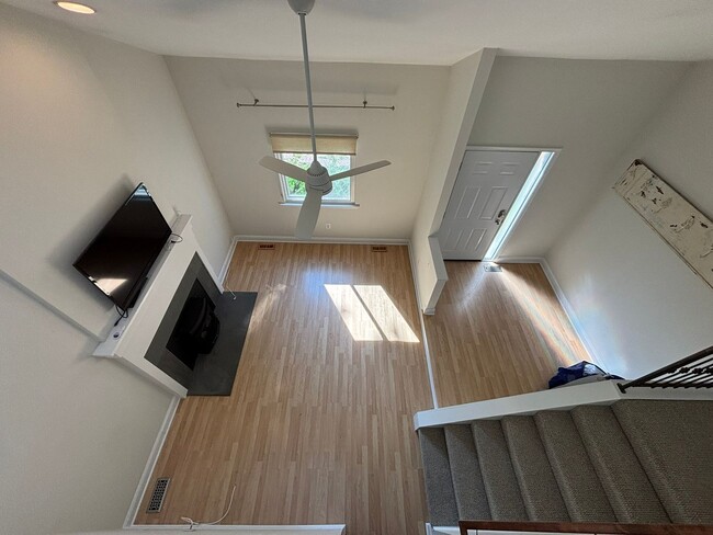 Building Photo - Adorable 1 bedroom 1.5. bath end unit townhouse in Annapolis