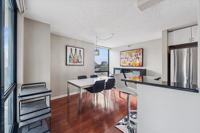 Building Photo - 1122 N Clark St