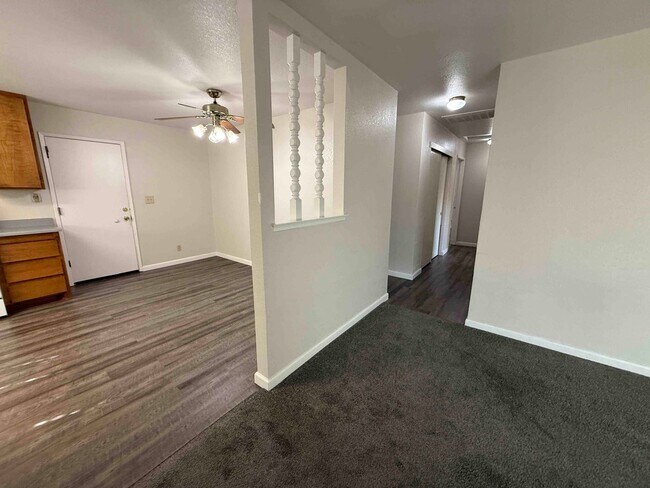 Building Photo - 3 Bed 2 Bath Just a Short Distance to Sac ...