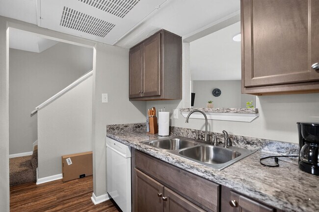 Building Photo - 5550 Folsom Dr