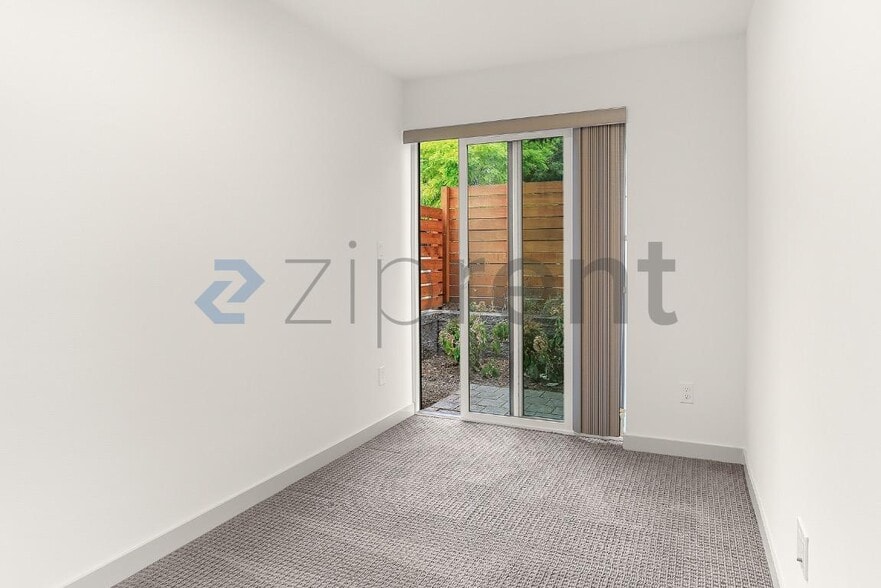 Building Photo - Unit C