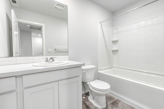 Building Photo - 3 Bedroom 2.5 Bathroom Home with Beautiful Finishes!!