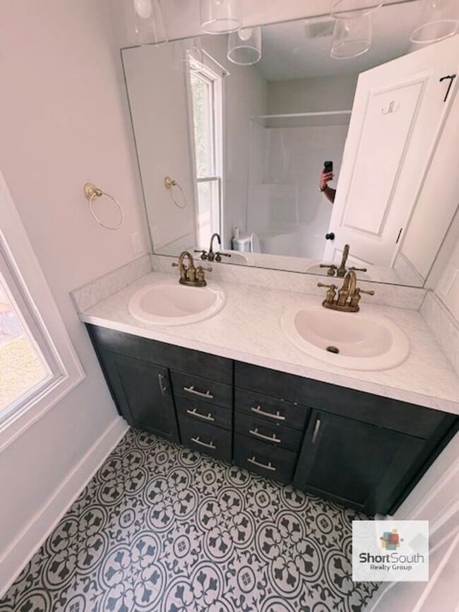 Building Photo - New 4 bed 3 bath house in East Town.