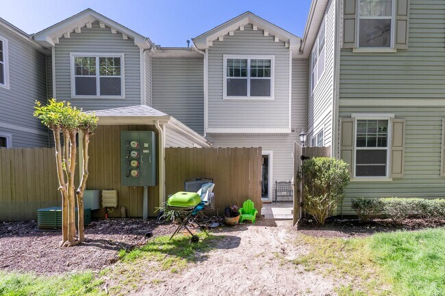 Building Photo - 2404 Leytonstone Dr