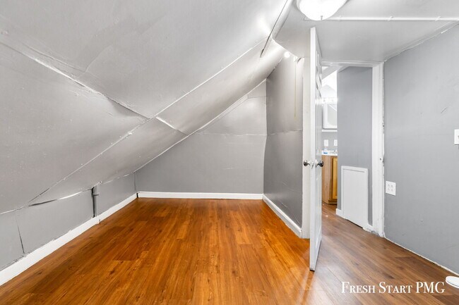 Building Photo - Spacious Upstairs Unit with 3 Flexible Rooms & Full Kitchen