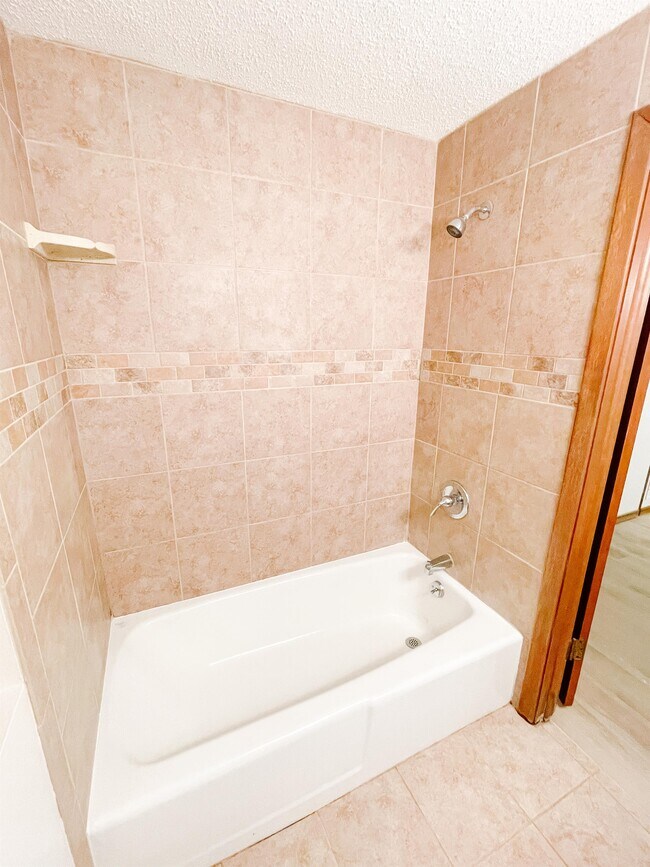 Building Photo - 1172 Highview Dr