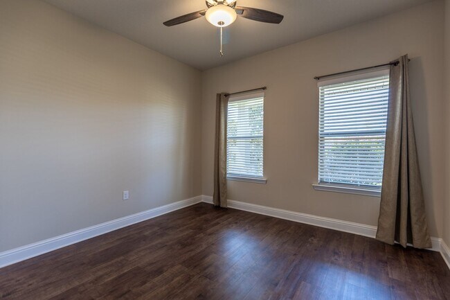 Building Photo - GREAT PRICE w/COMMUNITY POOL!