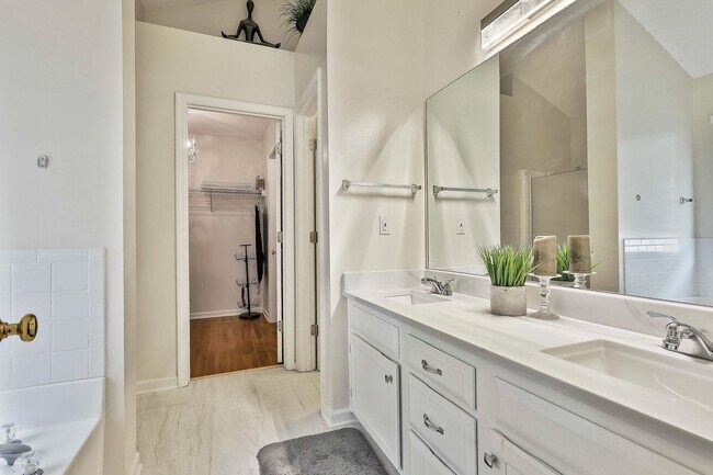 Building Photo - Furnished or Unfurnished 4 Bedroom with Internet Included!