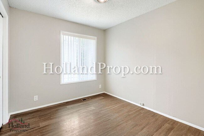 Building Photo - Charming 3-Bedroom Duplex with Fenced Yard, Fireplace & Garage Near Hwy 26!