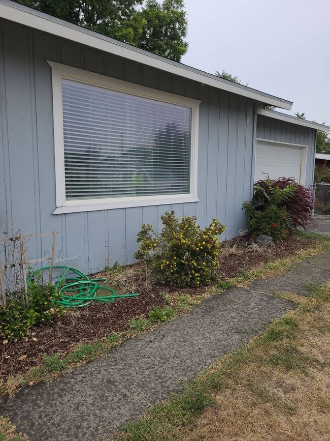 Building Photo - House with Garage & Fenced Yard
