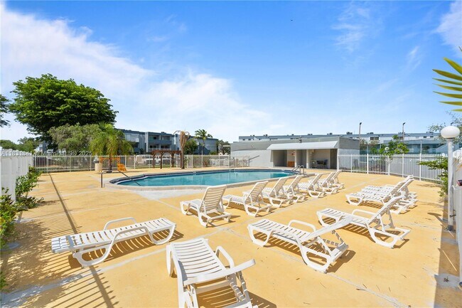 Building Photo - 9373 Fontainebleau Blvd