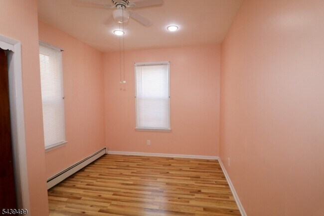 Building Photo - 484 Delavan Ave
