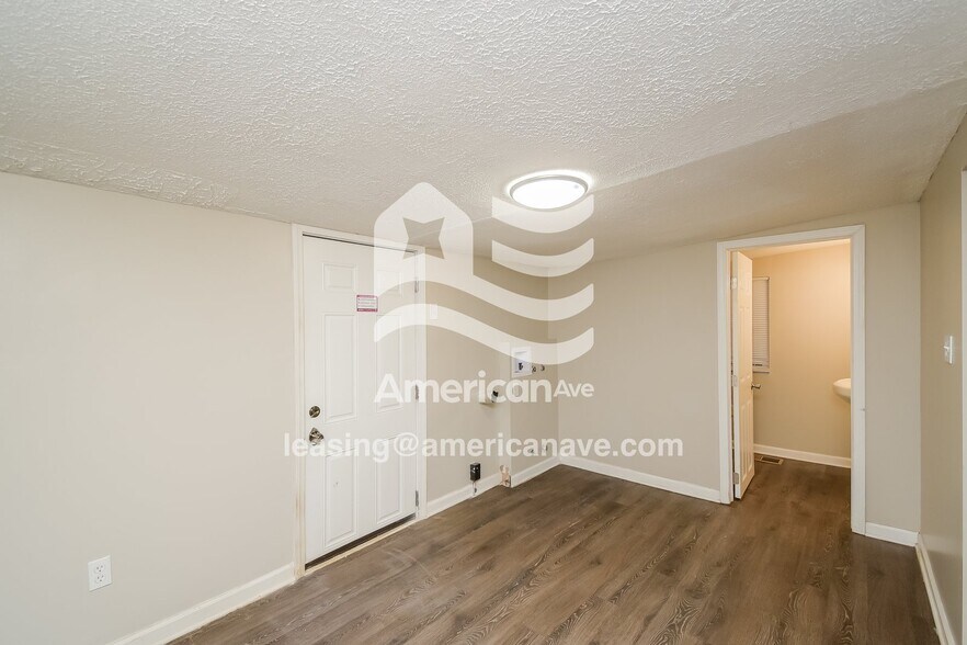 Building Photo - 1227 E 4th St