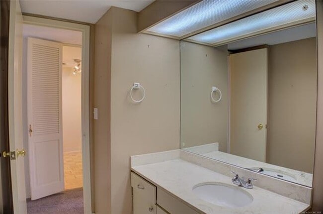 Building Photo - Adorable 2 bed 2 bath in historic Liberty Tower