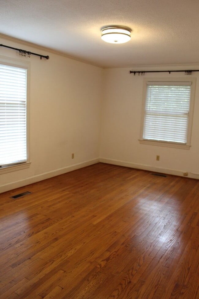 Building Photo - Spacious 4-Bedroom Home in Desirable Walnu...