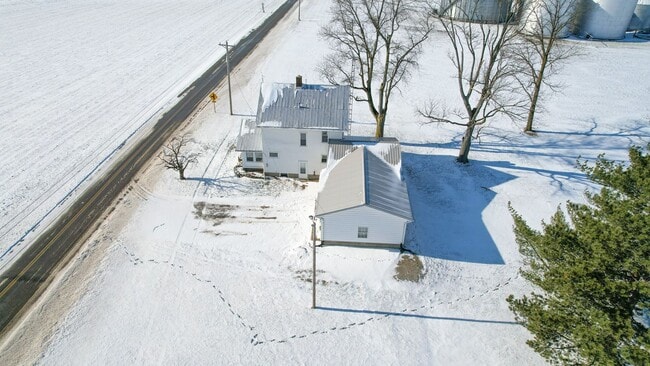 Building Photo - Large 4 Bedroom/2 Bath Home For Rent