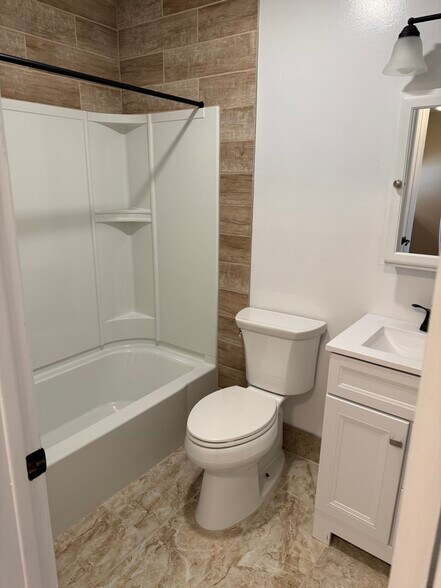 Building Photo - 17 Danbury Rd