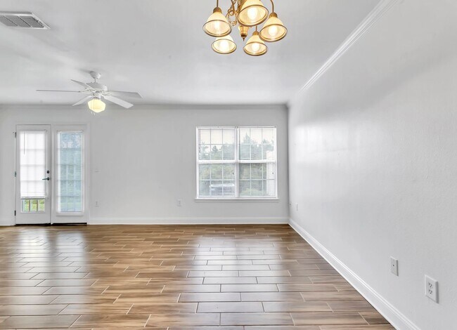 Building Photo - 3/2.5 Crestview Townhome with Community Po...
