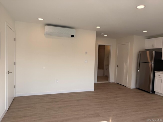 Building Photo - 5 Colonial Dr