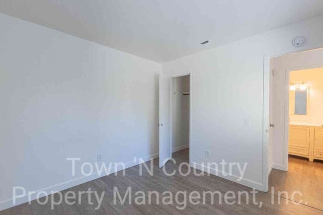 Building Photo - 3 Bedroom, 2 Bath Creekside Condo Available Now!