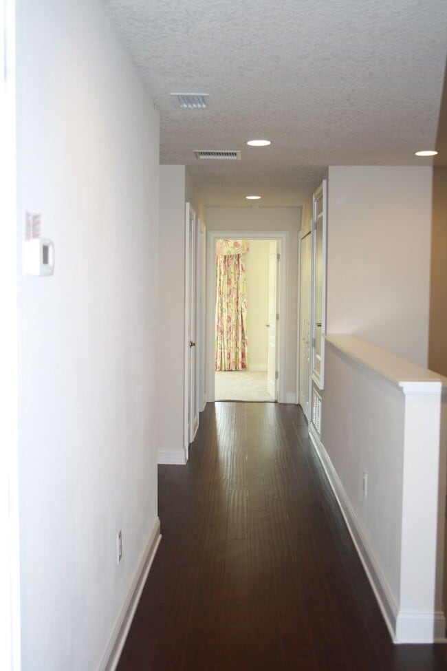 Building Photo - Beautiful Townhome on Peaceful Conservatio...