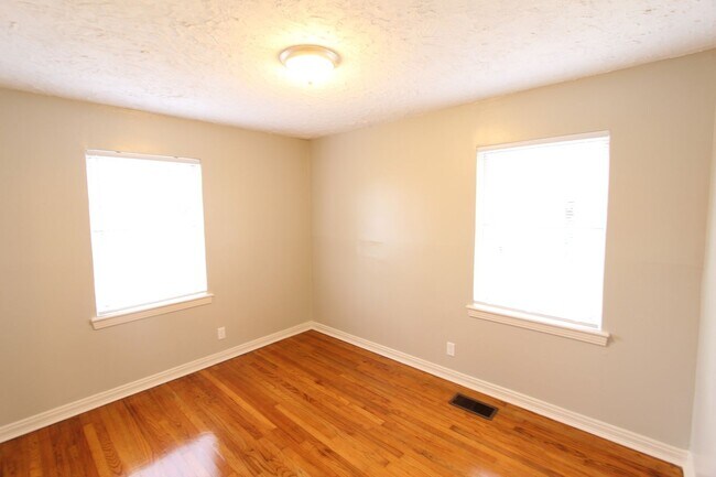 Building Photo - New On the Market - South Eastlake - Newly...