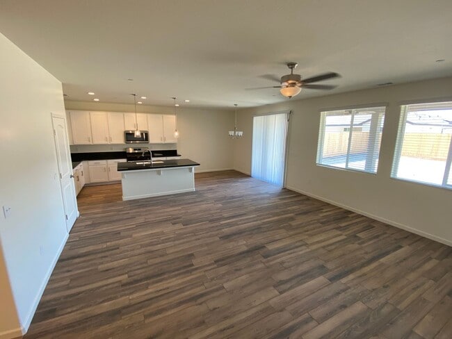 Building Photo - Gorgeous NEWER home between Tulare and Vis...