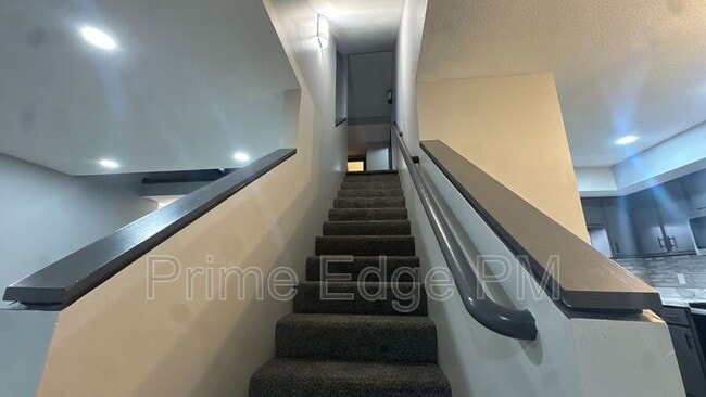 Building Photo - 1701 Ridgehaven Ct