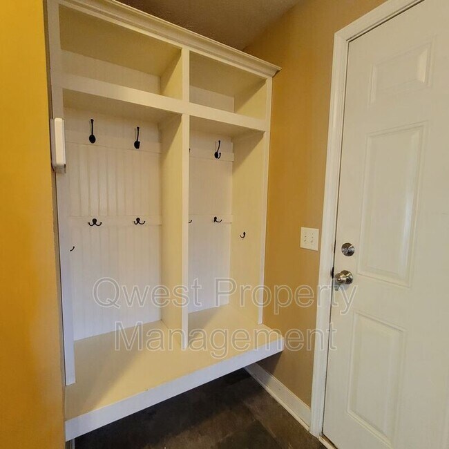 Building Photo - 79 River St