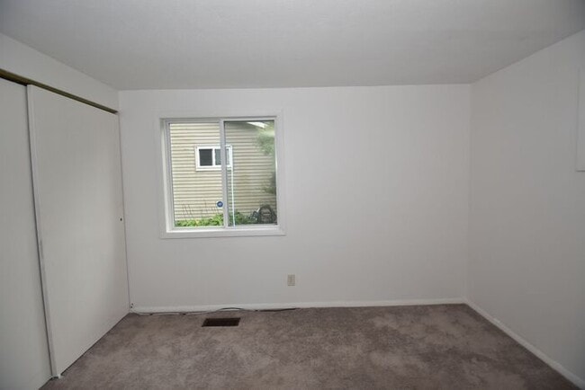 Building Photo - East side of South Bend 3 bedroom, 1.5 bat...